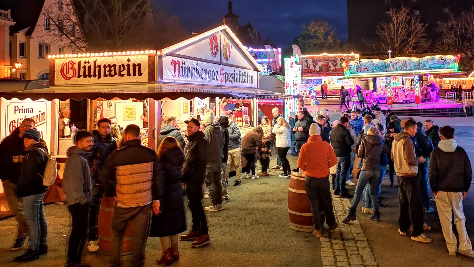 Auch 2026 verwandelt sich der Schrannenplatz vom 31. Oktober bis zum 8. November wieder in einen stimmungsvollen Volksfestplatz. (Foto: Jürgen Binder)