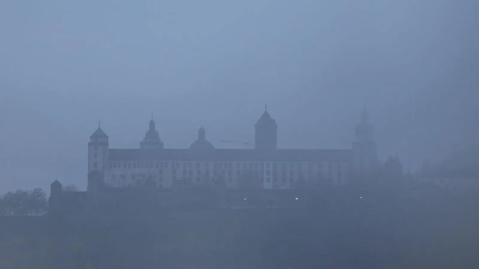 Die Prognosen für das Wochenende sagen: In Bayern wird es neblig. (Archivbild) (Foto: Karl-Josef Hildenbrand/dpa)