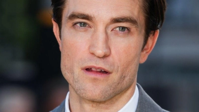 Robert Pattinson spielt in seinem neuen Film einen moralisch zwielichtigen Moderator. (Archivbild) (Foto: Scott A Garfitt/Invision/AP/dpa)
