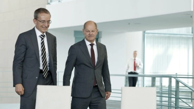 Intel-CEO Pat Gelsinger (l) und Bundeskanzler Olaf Scholz vor der Unterzeichnung einer Vereinbarung zwischen der Bundesregierung und Intel. (Foto: Carsten Koall/dpa)