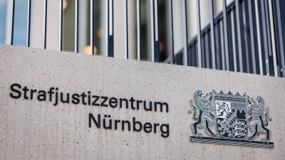 Der Mann aus dem Landkreis Erlangen-Höchstadt hatte laut dem Landgericht seine Frau auf einem Rastplatz an der A73 zusammen mit drei anderen Männern vergewaltigt. (Foto: Daniel Karmann/dpa)