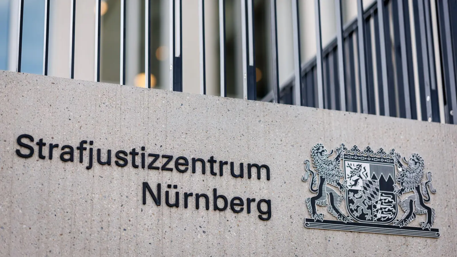 Der Mann aus dem Landkreis Erlangen-Höchstadt hatte laut dem Landgericht seine Frau auf einem Rastplatz an der A73 zusammen mit drei anderen Männern vergewaltigt. (Foto: Daniel Karmann/dpa)
