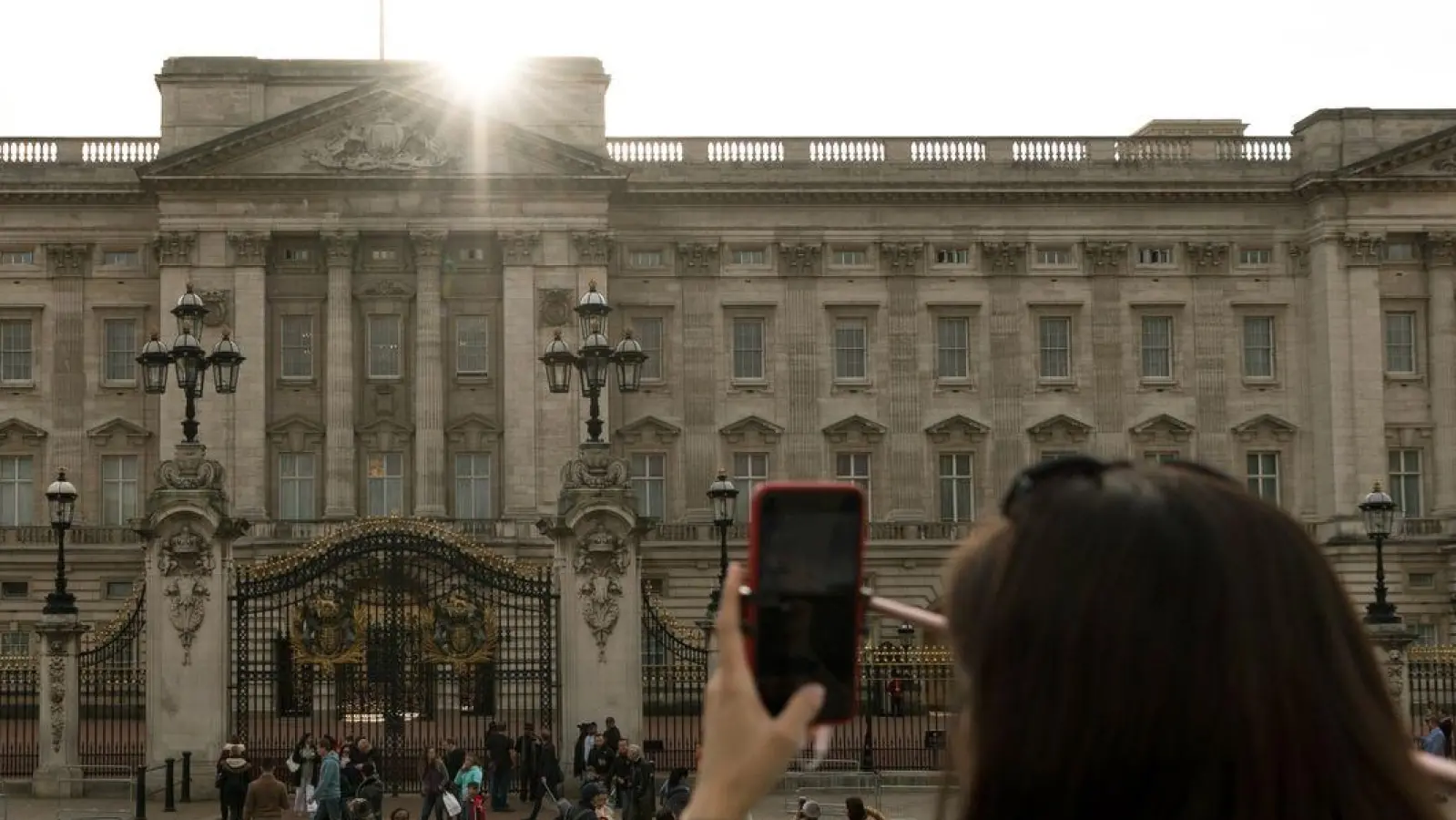 „Roam like at home“: Datenroaming wird in den EU-Staaten zu den gleichen Konditionen wie im Heimatland angeboten. Und das soll auch 2024 noch für Großbritannien gelten. (Foto: Monika Skolimowska/dpa-Zentralbild/dpa-tmn)