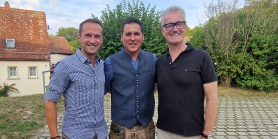 Auch die Bürgermeister von Crailsheim, Christoph Grimmer (links) und Feuchtwangen, Patrick Ruh (rechts), folgen der Einladung des Schnelldorfer Bürgermeisters Tobias Strauß (Mitte). (Foto: Friedrich Strohmeier)