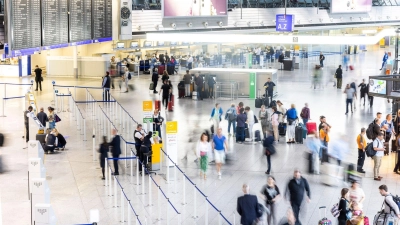 Im September 2023 sind deutlich mehr Menschen als im Vorjahr vom Flughafen in Frankfurt abgeflogen. (Foto: Helmut Fricke/dpa)