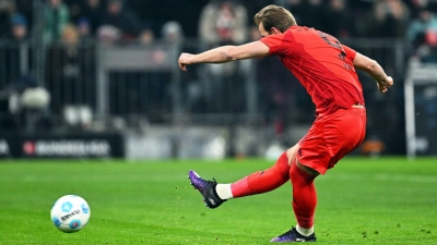 Harry Kane verwandelt Elfmeter Nummer 28 zum 1:0 gegen Bremen. (Foto: Sven Hoppe/dpa)