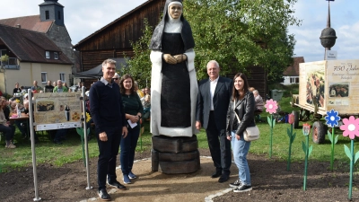  Bastian Krämer, Anna Bauer, Klaus Meier und Theresia Pöschl (von links) freuten sich über den neuen Platz mit Blick auf das Kloster Birkenfeld. Im Mittelpunkt steht die Figurenbeute, die die Nonne Barbara von Leonrod verkörpert. Eine Tafel informiert über die Geschichte, zudem gibt es eine überdachte Sitzgelegenheit.  (Foto: Ute Niephaus)