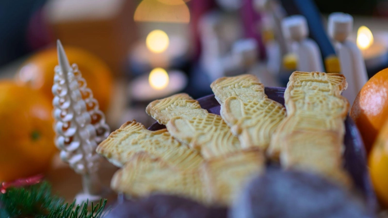 Stets Ende August hält das erste Weihnachtsgebäck Einzug im Supermarkt. (Foto: Hendrik Schmidt/dpa)