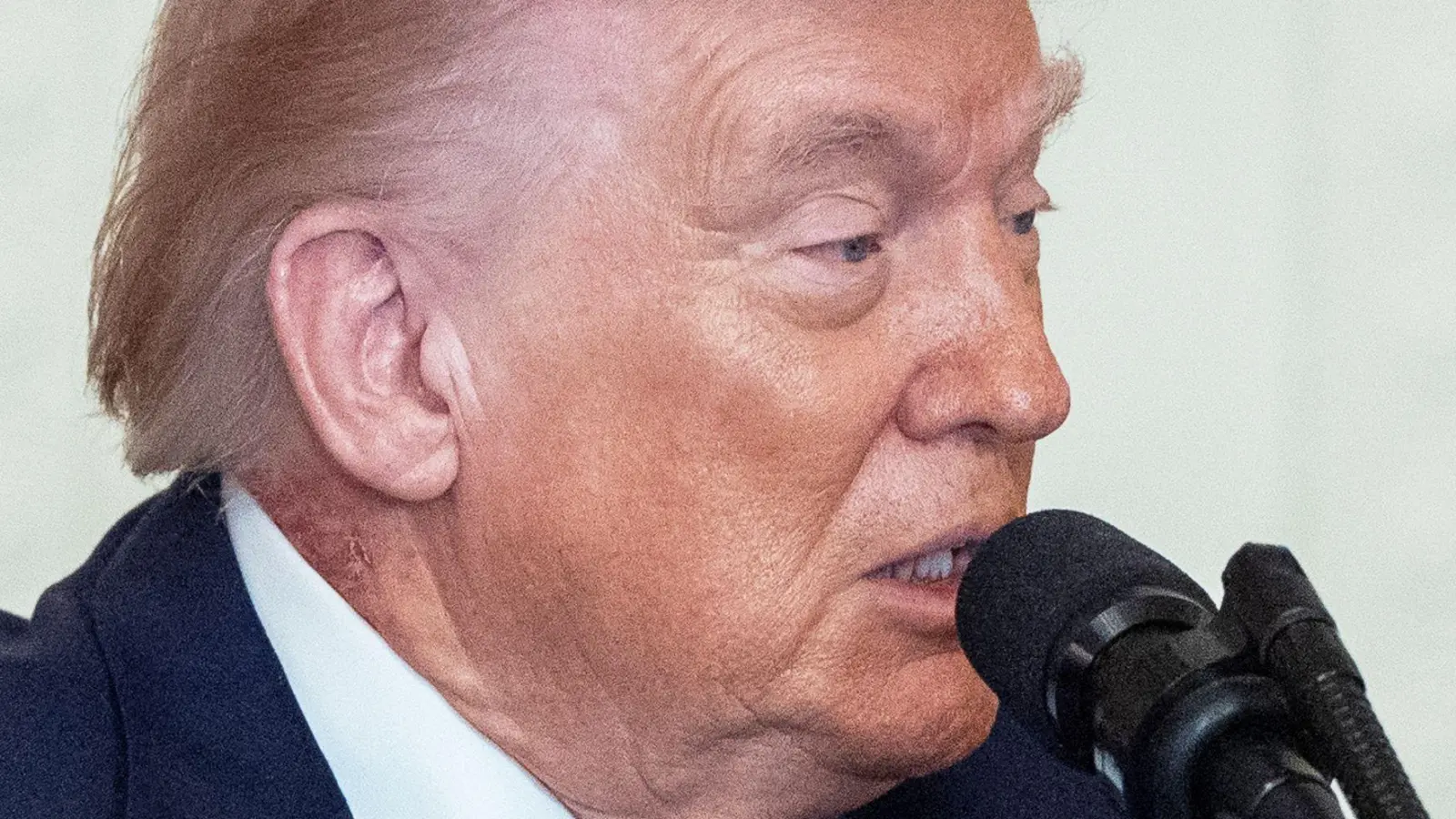 Eine Stelle an Trumps Hals hat eine Welle von Spekulationen über die Gesundheit des Präsidenten ausgelöst. (Foto: Alex Brandon/AP/dpa)