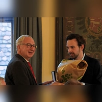 Für sein Engagement im Stadtrat erhielt Stefan Stiegele (links) die Verdienstmedaille der Stadt. OB Christoph Rösch überreichte sie ihm.  (Foto: Simone Hedler)