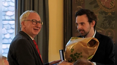 Für sein Engagement im Stadtrat erhielt Stefan Stiegele (links) die Verdienstmedaille der Stadt. OB Christoph Rösch überreichte sie ihm.  (Foto: Simone Hedler)
