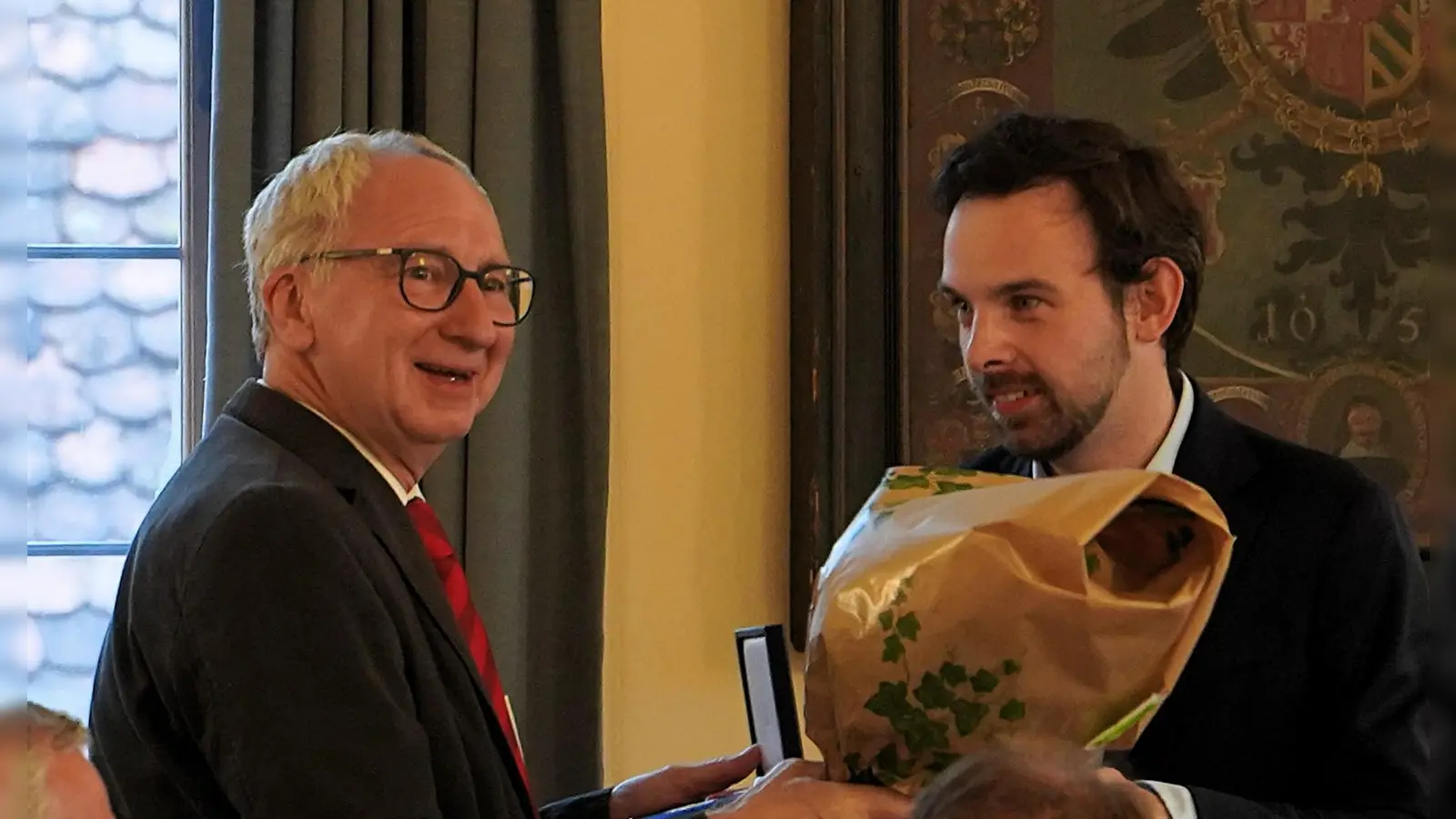 Für sein Engagement im Stadtrat erhielt Stefan Stiegele (links) die Verdienstmedaille der Stadt. OB Christoph Rösch überreichte sie ihm.  (Foto: Simone Hedler)