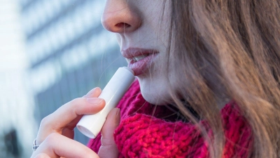 Wenn trockene Lippen spannen, hilft Balsam. Tragen wir den aber jede Stunde auf, ist das zu viel.  (Foto: Christin Klose/dpa-tmn)