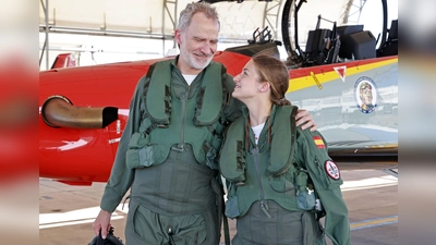 Nach dem gemeinsamen Trainingsflug nahmen sich Vater und Tochter in den Arm. Das spanische Königshaus teilt kaum etwas über das Privatleben der königlichen Familie mit. Aber solche Fotos sprechen für sich.  (Foto: Casa De S.M. El Rey/EUROPA PRESS/dpa)