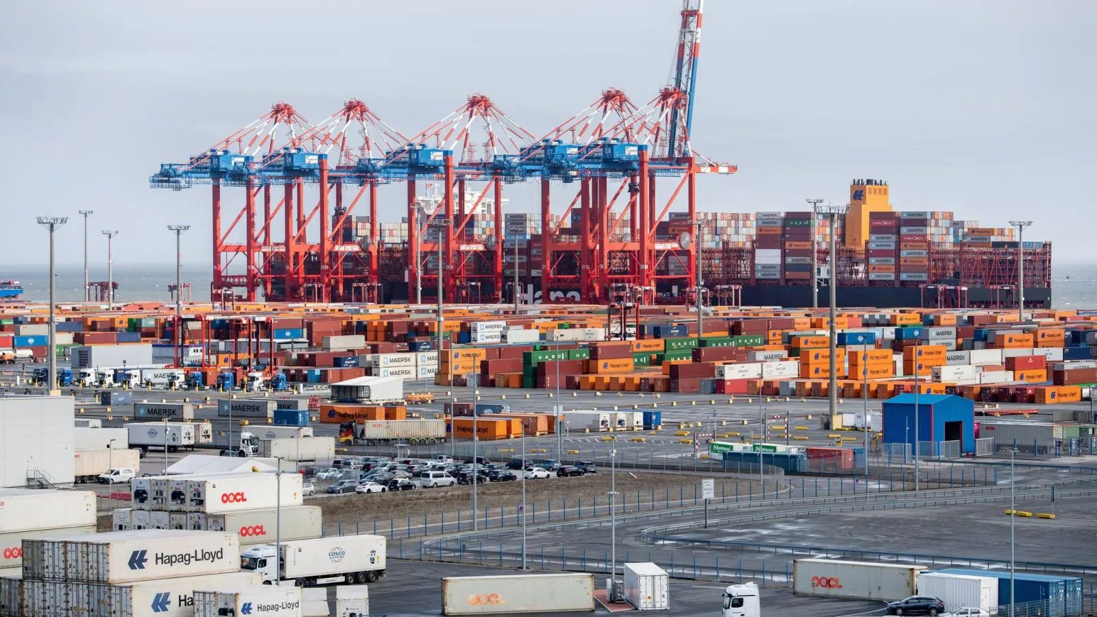 Trotz zahlreicher Probleme bleibt die deutsche Exportwirtschaft optimistisch.  (Foto: Hauke-Christian Dittrich/dpa)