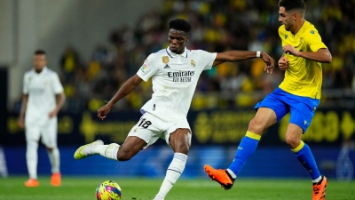 Der FC Bayern soll an Reals Aurélien Tchouaméni (l) interessiert sein. (Foto: Jose Breton/AP/dpa)