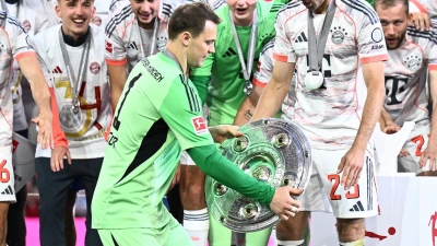 Bayern-Kapitän Manuel Neuer (vl) wird nach dem Spiel gegen den 1. FC Köln wie 2025 wieder die Meisterschale überrreicht bekommen. (Archivbild) (Foto: Tom Weller/dpa)