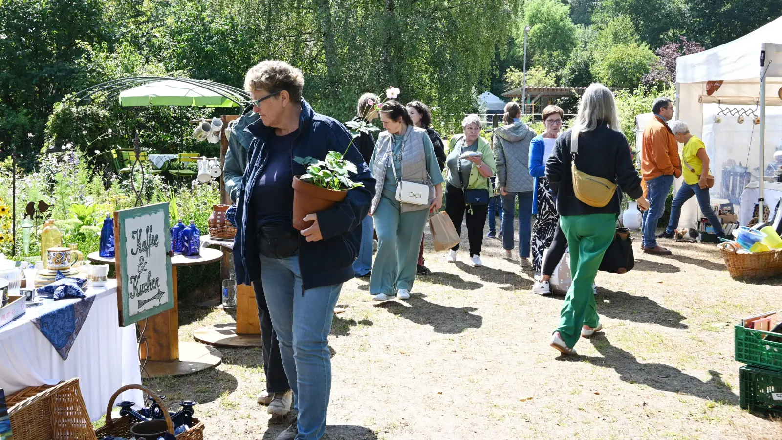 Im Garten hinter der Flohmarktscheune in Rügland waren einige Stände aufgebaut.  (Foto: Luca Paul)