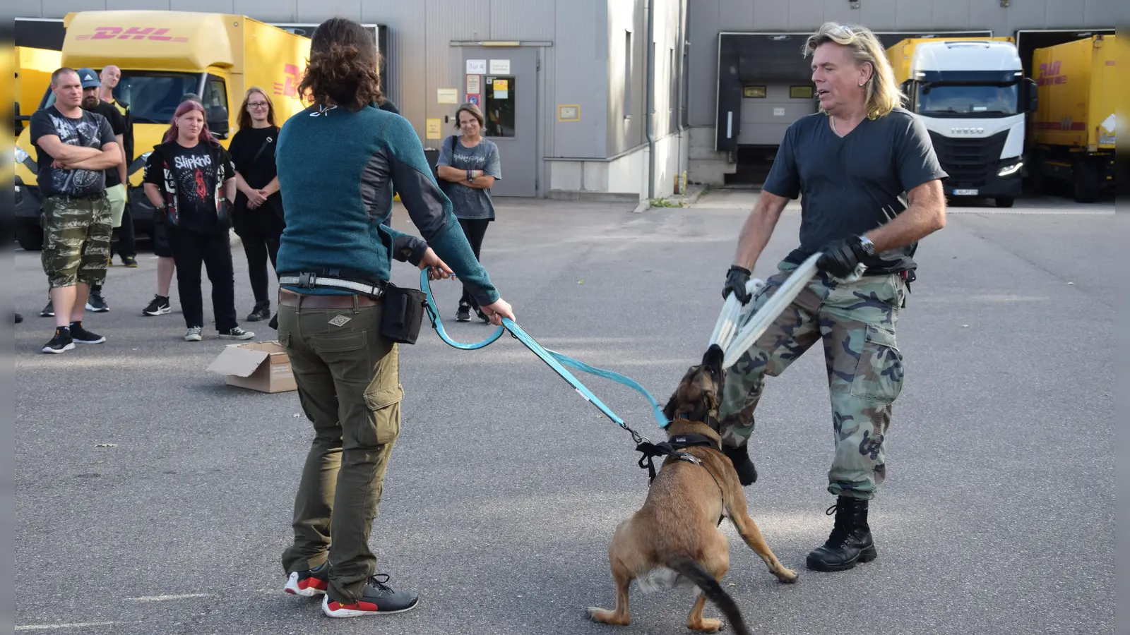 Welche Möglichkeiten haben Zusteller der Deutschen Post, um sich gegen einen Hund zur Wehr zu setzen? Trainer Marcel Combé (rechts) und Nastasja Garcia gaben im praktischen Teil einige Tipps. (Foto: Florian Schwab)