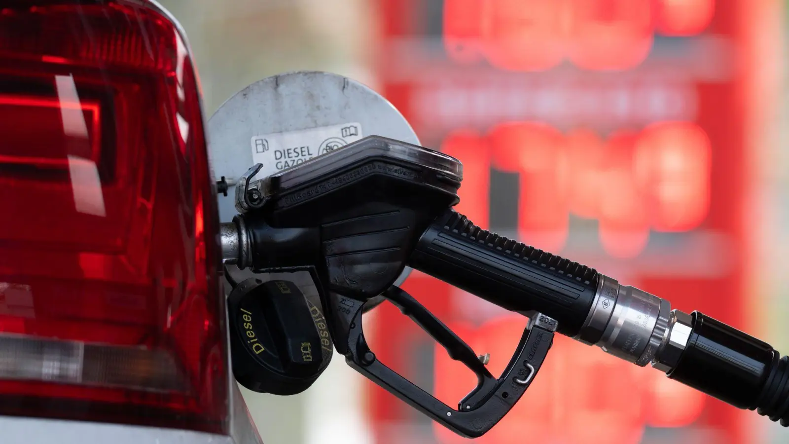 Spritpreise belasten die Verbraucherinnen und Verbraucher aktuell. (Symbolbild) (Foto: Sebastian Kahnert/dpa)