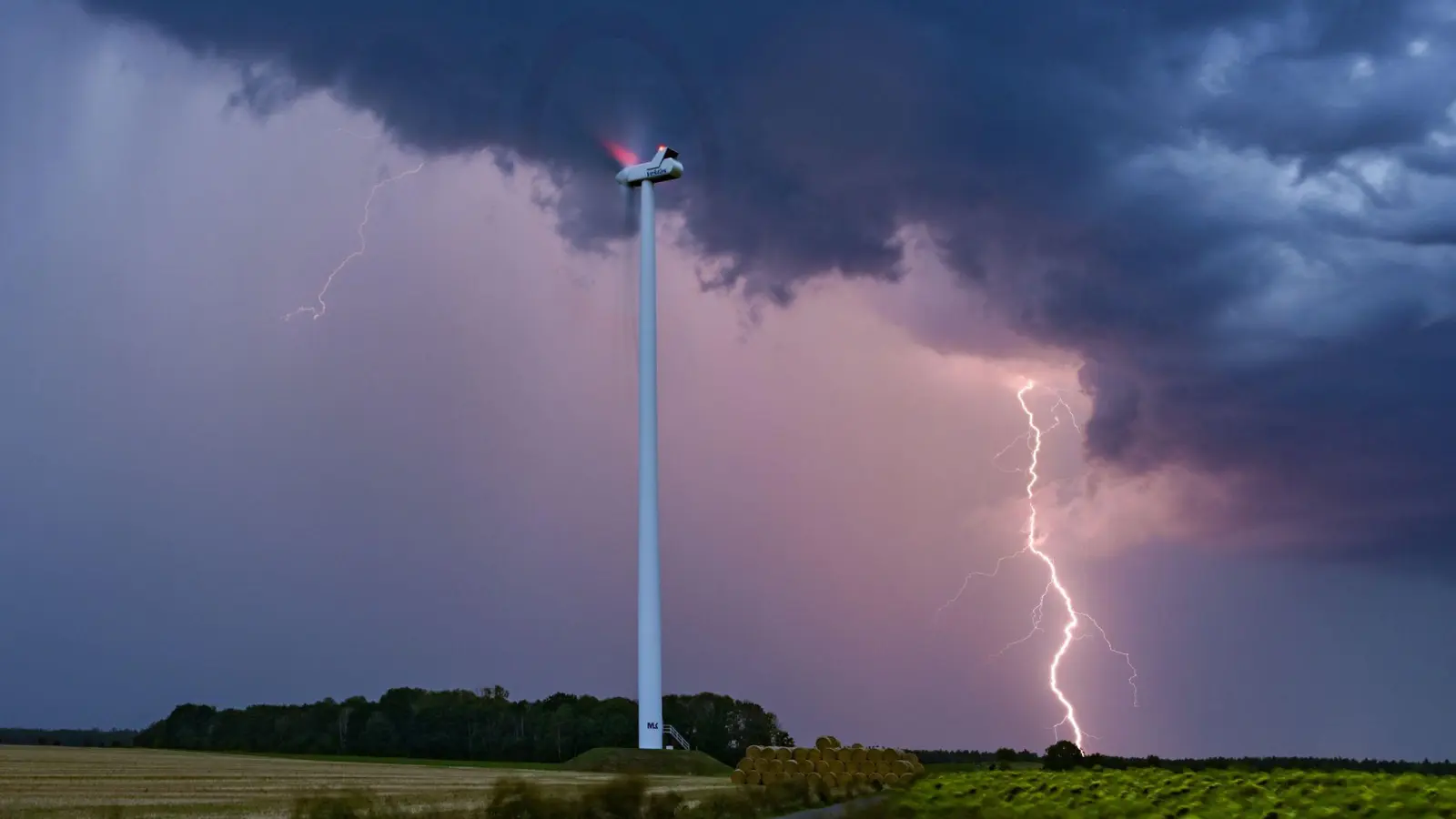 Auch in Bayern zeigen die politischen Weichenstellungen für mehr Windkraft Wirkung: Die Zahl der Anträge für Windräder gehen nach oben. Dies fördert ein anderes Problem zutage. (Archivfoto) (Foto: Patrick Pleul/dpa)