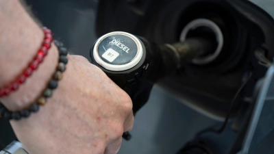 Bei Diesel sieht das Ifo eine deutliche Lücke in der Weitergabe des Tankrabatts. (Symbolbild) (Foto: Marijan Murat/dpa)