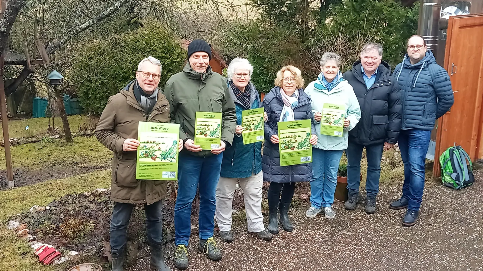 Christian Pape, Stefan Badichler, Susanne Wolf, Reinhild Pape, Steffi Beck-Seiferlein, Prof. Dr. Alfred Seiferlein und Oliver Rühl (von links) hoffen auf viele Teilnehmer bei der Aktion Juni-Wiese. (Foto: Diane Mayer)
