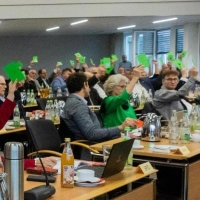 Beschlüsse fallen wie hier im Ansbacher Kreistag der vergangenen Wahlperiode weiterhin im kompletten Gremium oder im Kreisausschuss. (Archivbild: Evi Lemberger)