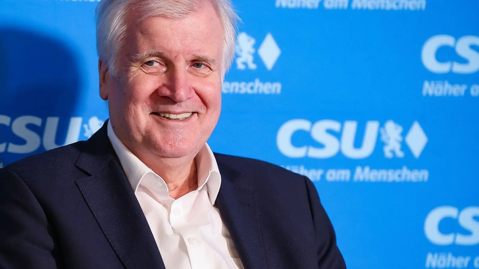 Auf Parteiveranstaltungen ist Horst Seehofer gelegentlich noch zu sehen. Doch der frühere bayerische Ministerpräsident, der unter Kanzlerin Merkel zuletzt Bundesinnenminister war, hat sich aus der aktiven Politik zurückgezogen. (Archivfoto) (Foto: Daniel Löb/dpa)