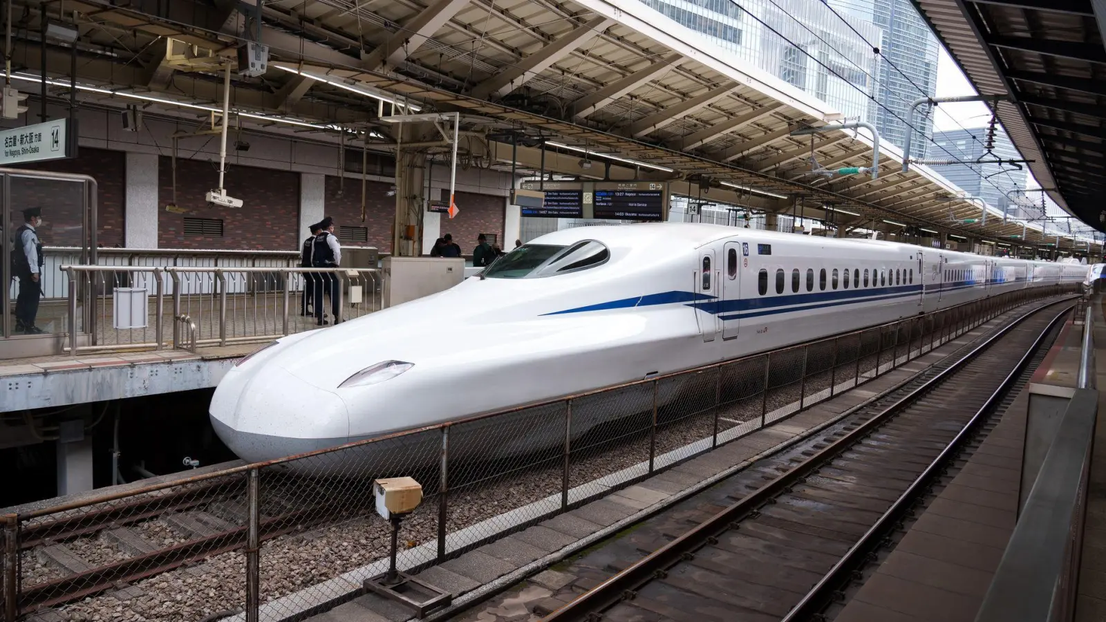 Japans Hochgeschwindigkeitszug Shinkansen ist berühmt für seine Pünktlichkeit. (Archivbild) (Foto: Soeren Stache/dpa)