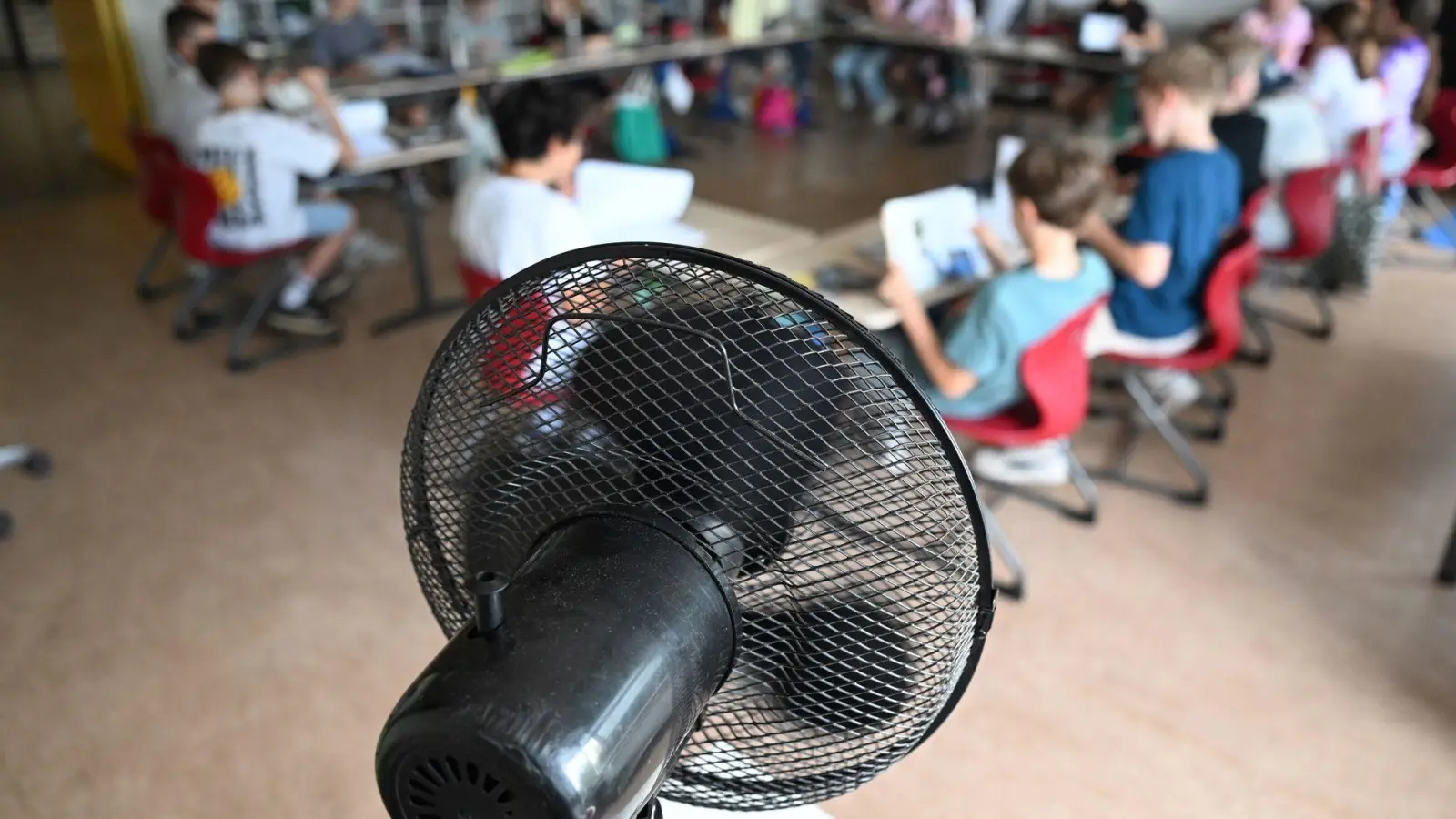 In vielen Klassenzimmern dürfte es heiß werden in diesen Tagen. (Foto: Bernd Weißbrod/dpa)