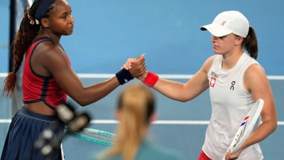 Iga Swiatek (r) gratuliert Coco Gauff (l) - das US-Team sichert sich den Titel im United Cup. (Foto: Rick Rycroft/AP/dpa)