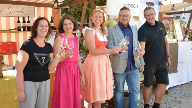 Die Winzerinnen Katharina Fürstenhöfer, Anke Gümpelein, Weinprinzessin Alisa I. Falk und Neustadts Bürgermeister Alexander Müller mit Winzer Stefan Düll (von links) stießen mit dem Prinzessinnenwein an. (Foto: Christa Frühwald)