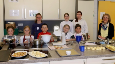 Allerlei Handgriffe in einem gemeinsamen Projekt: Die Rektorin der Friedrich-Güll-Schule, Karin Promm (rechts), und Fachoberlehrerin Beate Eckstein vom BSZ (hinten links) freuen sich mit den Beteiligten. (Foto: Oliver Herbst)