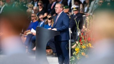 Verteidigungsminister Boris Pistorius (SPD) erinnert vor Bundeswehrrekruten an den 20. Juli 1944. (Foto: Christophe Gateau/dpa)