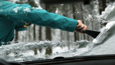 Das Freikratzen aller Autoscheiben von Eis und Schnee ist Pflicht: Ein kleines Guckloch reicht nicht aus und kann ein Bußgeld nach sich ziehen. (Foto: Ina Fassbender/dpa-tmn)