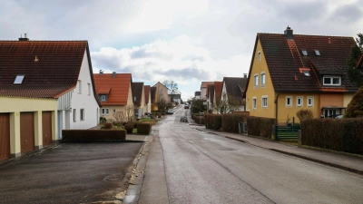 Der Kienhainweg im Dinkelsbühler Wohnquartier Hoffeld: schnurgerade, kaum Grün, schlechter Straßenzustand. Damit steht eine der Hauptverkehrsadern des Viertels für viele der Problemzonen, die beseitigt werden sollen. (Foto: Martina Haas)