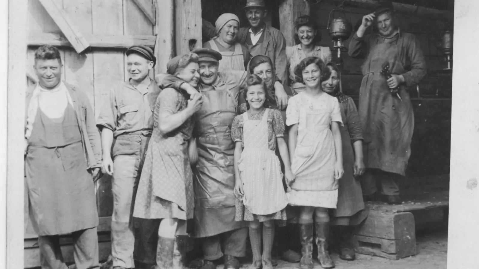 Die Familie Neefischer war für die eigene Schäferei lange Zeit bekannt. Das Foto aus dem Jahr 1951 zeigt die vier Geschwister beim traditionellen Schafe scheren. Von links: Erna, Lina, Emma und Maria. (Foto: privat)