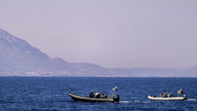 An der Suche nach Vermissten vor Zypern sind auch Motorboote beteiligt. (Archivbild) (Foto: Nedim Enginsoy/AP/dpa)