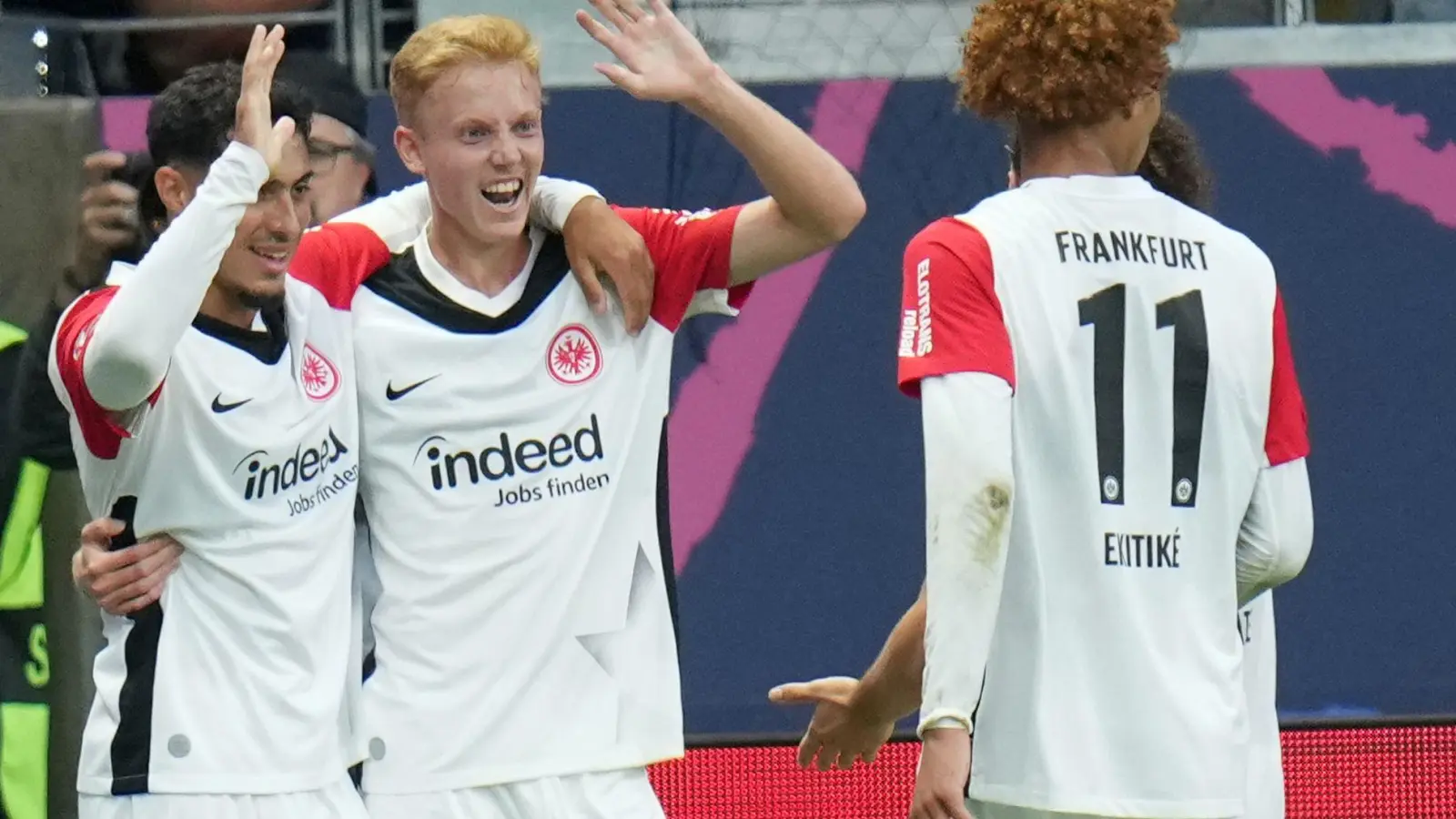 Hugo Larsson bejubelt seinen Führungstreffer für Eintracht Frankfurt. (Foto: Thomas Frey/dpa)