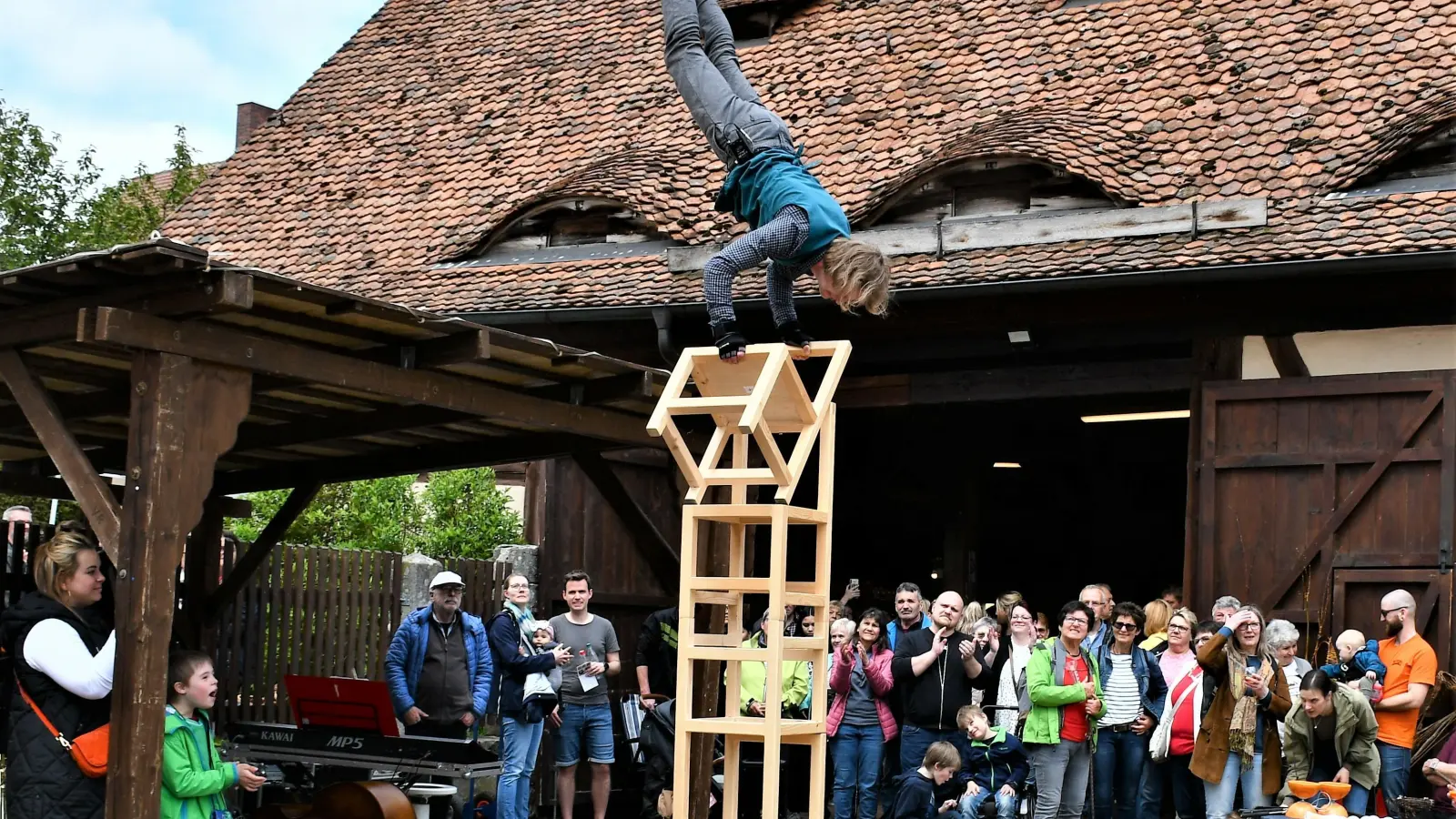 Auch Akrobatik gab es schon beim Marktplatzfest in Neuhof in den vergangenen Jahr. Am 25. Mai wird wieder veranstaltet. Die Besucher erwartet ein buntes Programm. (Archivfoto: Gudrun Schwarz)