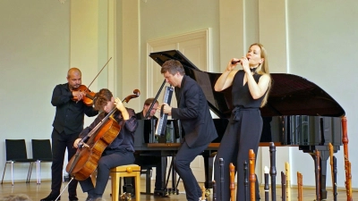 Erfolgreich mit ihrem Crossover-Konzept: Spark, der Geiger Stefan Balazsovics, der Cellist Victor Plumettaz, der Pianist Christian Fritz und Daniel Koschitzki und Andrea Ritter an der Melodica und dier Blockflöte. (Foto: Elke Walter)