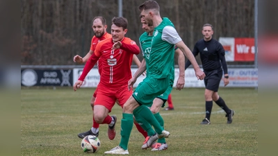 Die Spfr Dinkelsbühl (von links Johannes Bauer und Fabian Soldner) unterlagen dem FV Uffenheim (hinten Uwe Bößendörfer, vorne Bernd Bößendörfer) mit 1:3. (Foto: Markus Zahn)