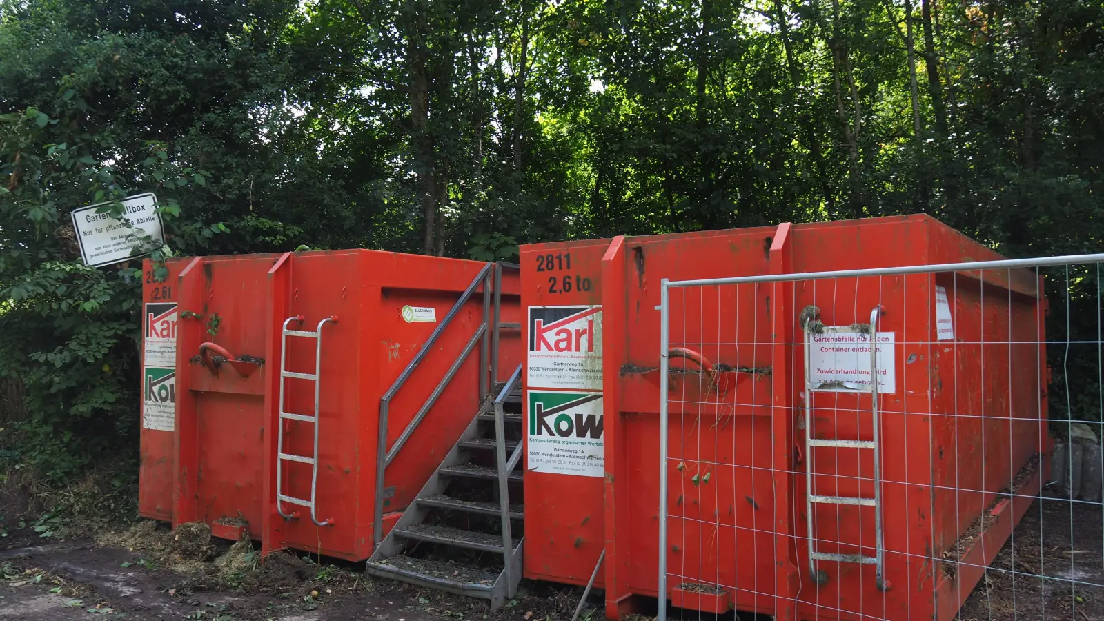 Gegen die Verschmutzung der Grüngutabgabestelle soll nun ein Bauzaun um die Fläche rechts neben den Containern helfen. (Foto: Sophia Schmidt)