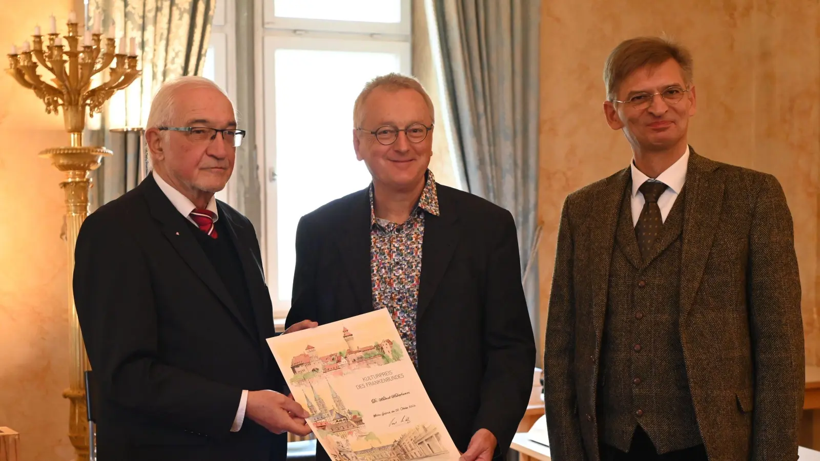 Vorsitzender Paul Beinhofer übergab den Kulturpreis des Frankenbunds an Helmut Haberkamm. Die Laudatio hielt Professor Georg Seiderer (von links). (Foto: Manfred Blendinger)