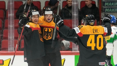 Kapitän Moritz Müller (l) und das deutsche Team wollen eine offene Rechnung mit Tschechien begleichen. (Foto: Martin Meissner/AP/dpa)