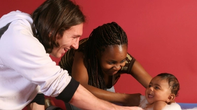 Dieses im September 2007 aufgenommene Foto zeigt den damals 20-jährigen Lionel Messi beim Baden des damals erst sechs Monate alten Lamine Yamal mit Yamals Mutter Sheila Ebana. (Foto: Joan Monfort/AP)