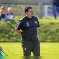 Hat weiterhin die Kreisliga im Blick: Izzet Günes, Trainer der SG Petersaurach/Großhaslach. (Foto: Markus Zahn)