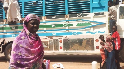 Menschen besteigen einen Lastwagen, um eine Stadt im Sudan zu verlassen. (Foto: Uncredited/AP/dpa)