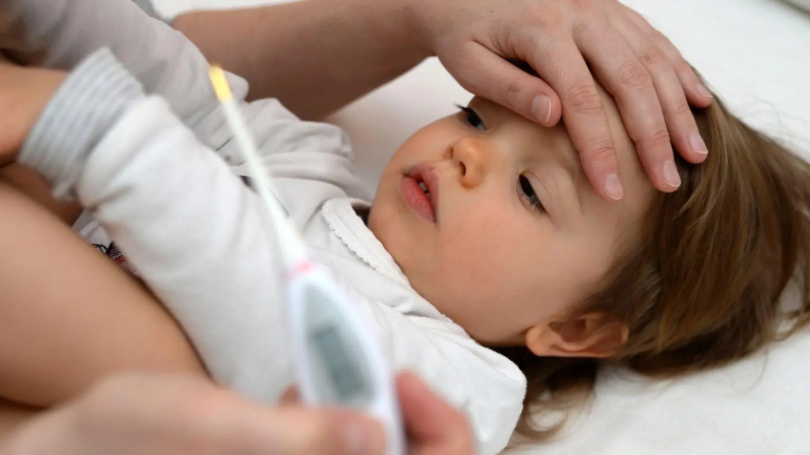 Ein Fieberkrampf beim Kind vergessen Eltern nicht so schnell. Immerhin: Er bringt keine bleibenden Schäden mit sich.  (Foto: Andrea Warnecke/dpa-tmn)